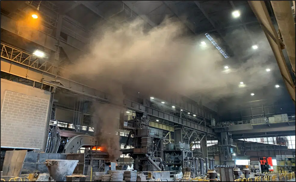 Humo de un horno de acero