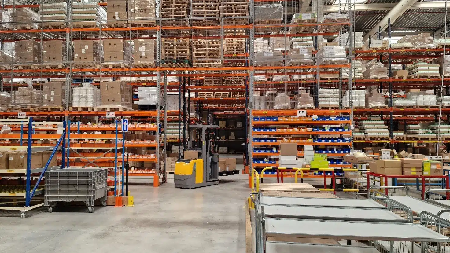Auditoría de los racks de almacenamiento — paso bajo las estanterías