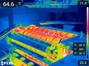 Imagen de cámara térmica infrarroja de un dispositivo calefactor de la línea