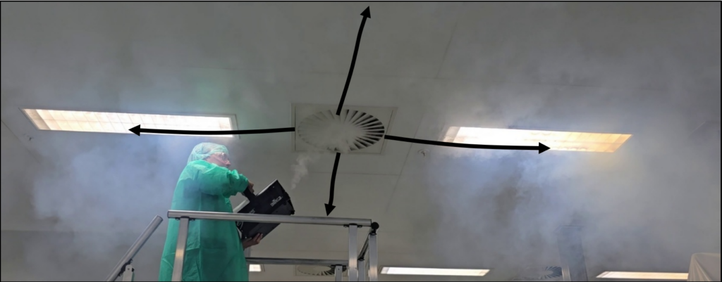 Test fumigène visualisant les flux d'air sur la ligne pharmaceutique