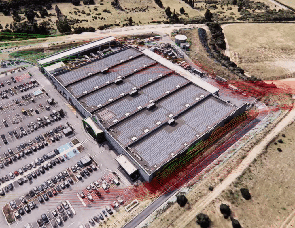 Simulation CFD – Carte de vitesses du vent sur un site commercial en vue aérienne – Évaluation du risque éolien et du confort des piétons