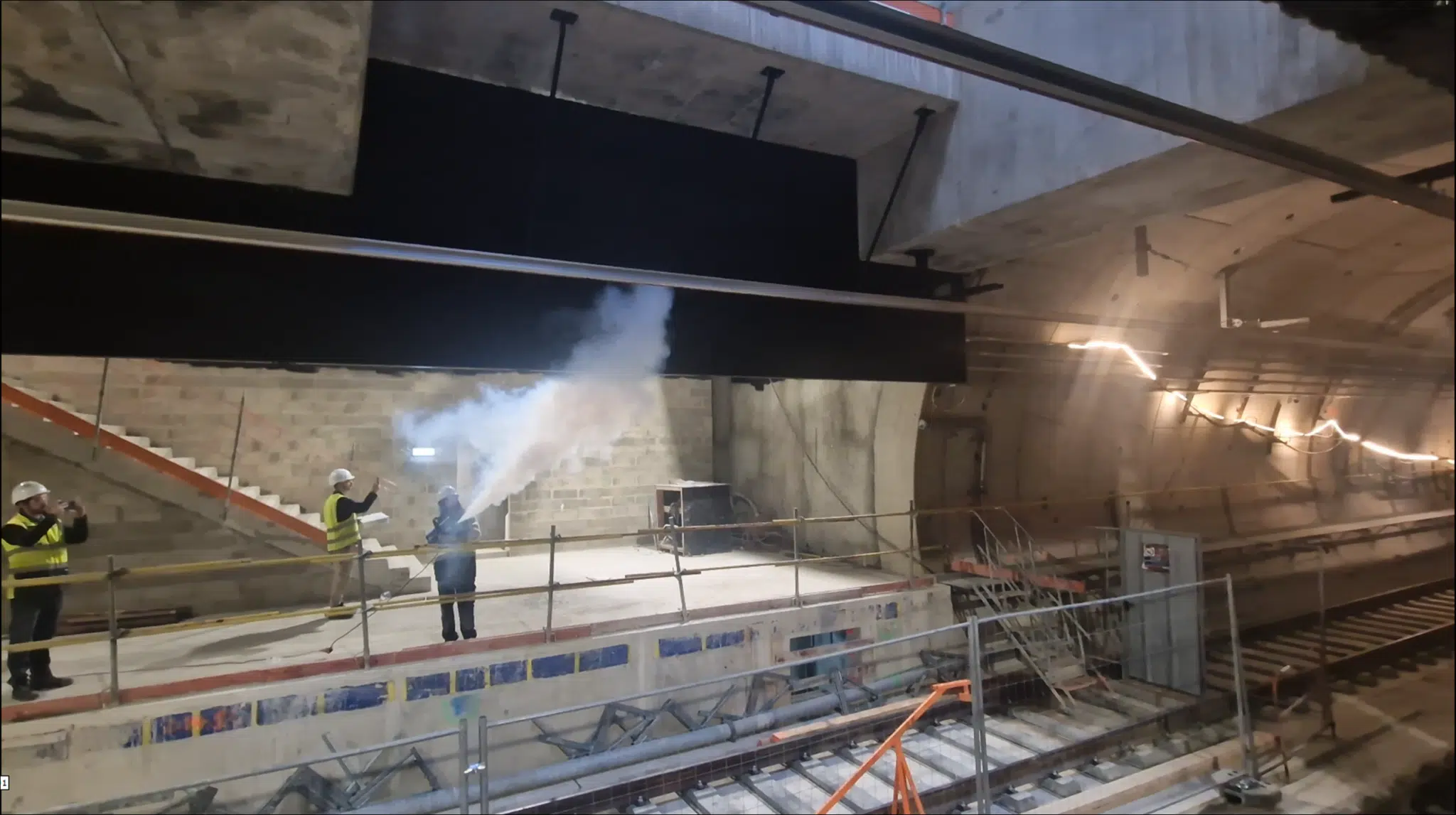 Realización de pruebas de humo dentro de la estación